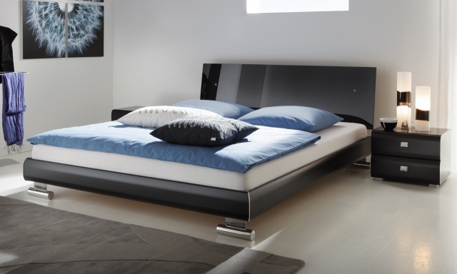 säng-modern-svart-hasena-metall-fötter-sovrum-möbler