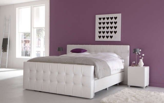 box-vår-säng-ungdoms-rum-vit-klädsel-lila-vägg-färg