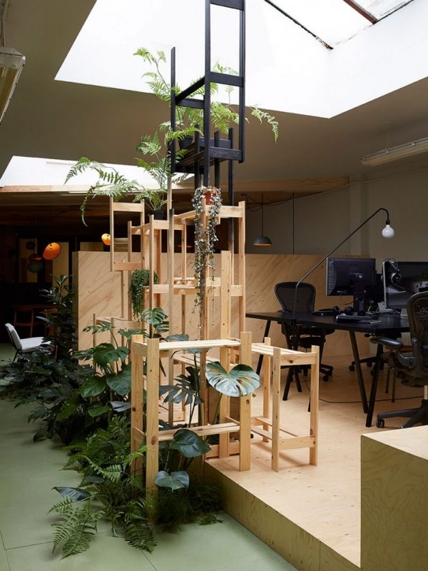 arbetsbord hängande ljus kombination trä takfönster metallelement modern natur