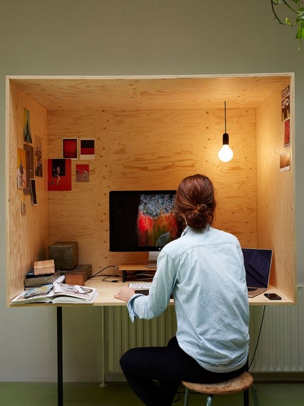 arbetshörnbilder hängande lampa pall trälåda optimalt utnyttjande av utrymme