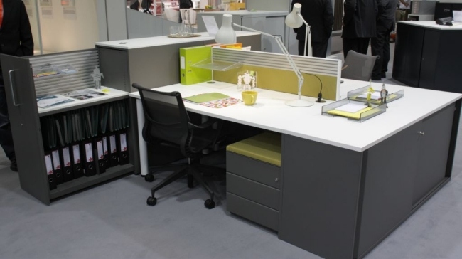 Moderna kontorsmöbler snurrstol skrivbord stort ergonomiskt
