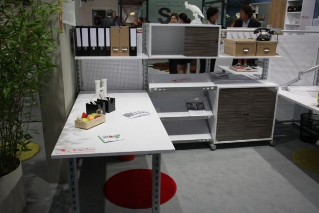 Moderna kontorsmöbler, ergonomiskt kompakt, städad arbetsplats