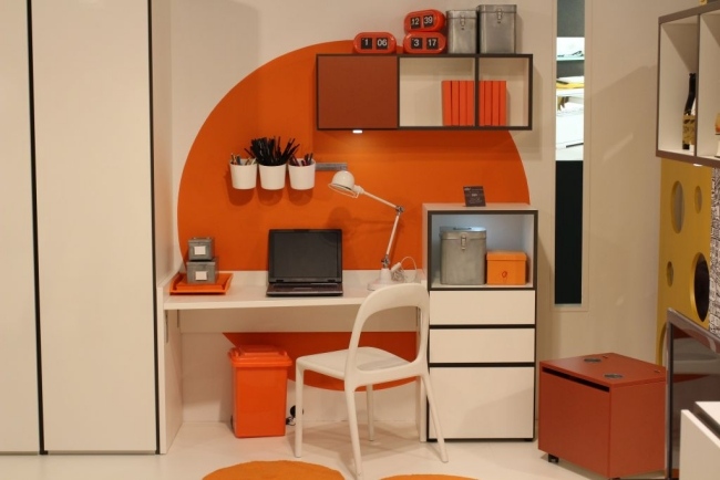 Modern kontorsinredning arbetsplats vit orange