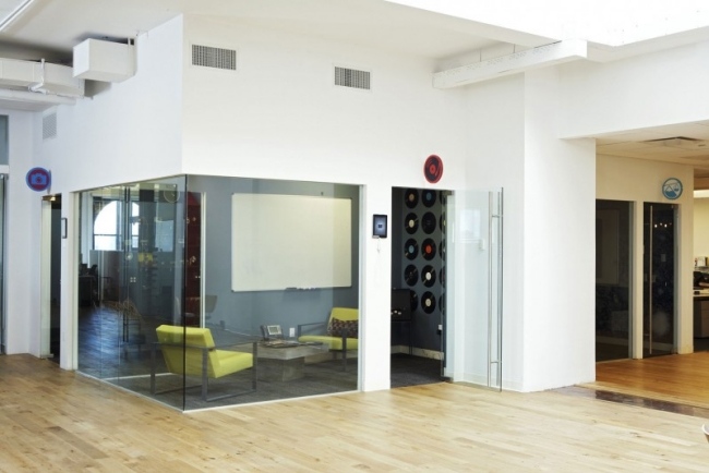 glasväggar interiör foursquare moderna kontorsrum i soho