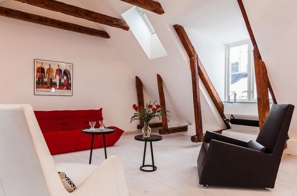 Modern vindsvall stockholm vita väggar röd soffa