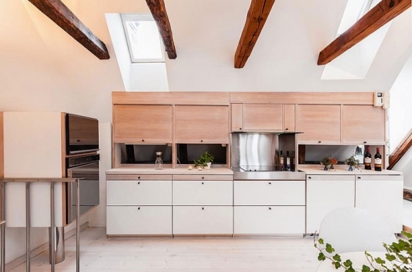 modern lägenhet stockholm vita köksskåp ljus trä