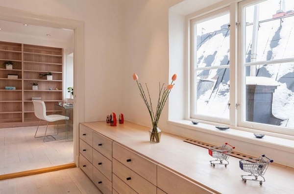 Modern vinds lägenhet stockholm möbler ljust trä