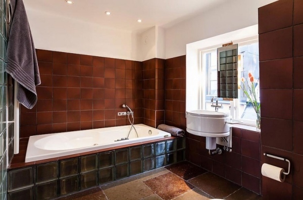 Modern lägenhet stockholm badrum mörkbruna plattor