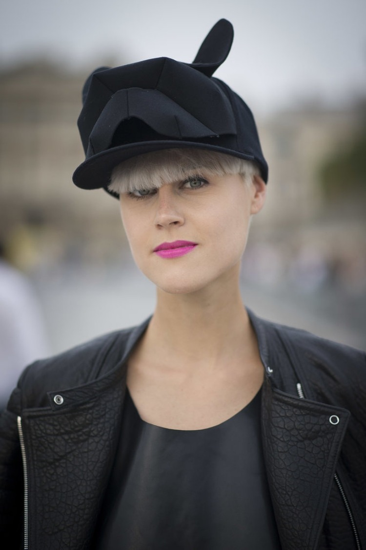 moderna-damer-frisyrer-hatt-kort-hår-svart-keps-eytravagant-voluminer