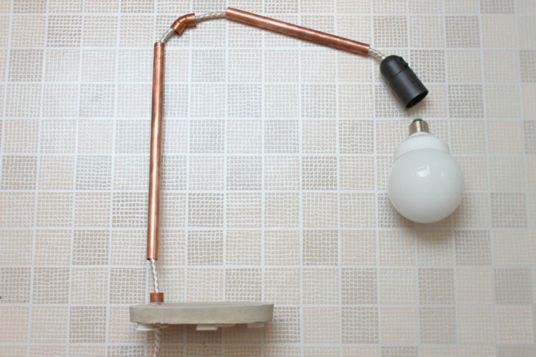 modern-deco-byggnad-element-koppar-rör-glödlampa-minimalistisk