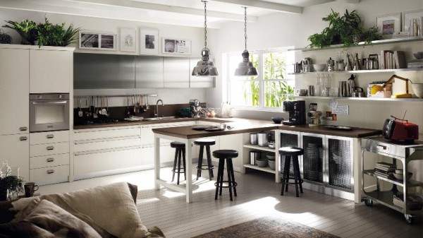 stort kök scavolini vit grå träbänk öppna hyllor