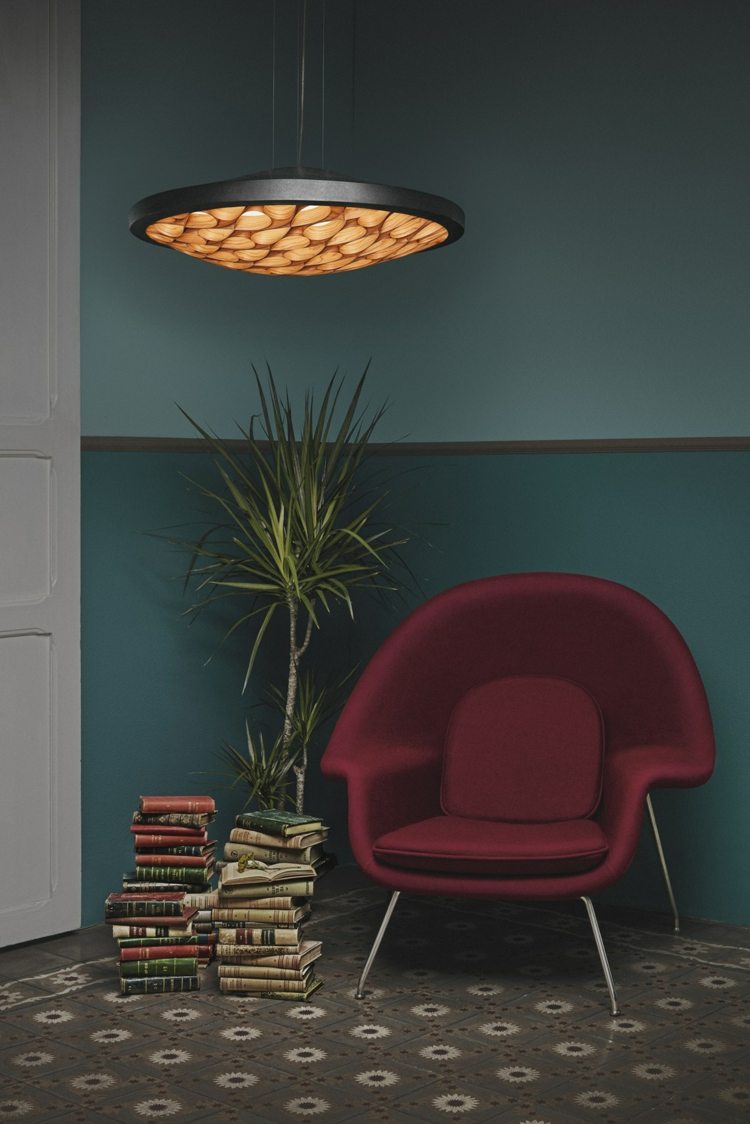 designlampor-svart-läs-område-böcker-röd-fåtölj-väntrum