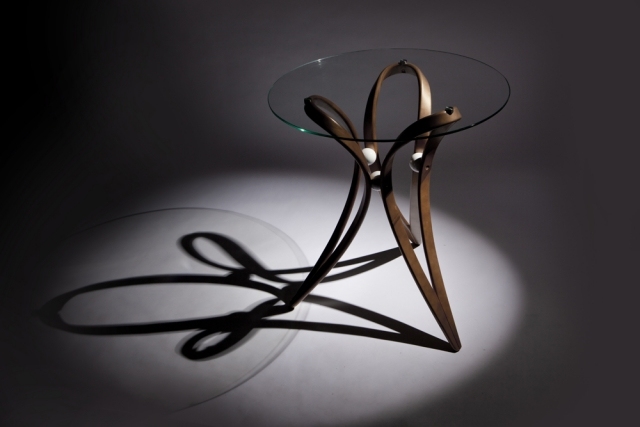 moderna designmöbler av trä, sidobord, verklig designstudio i glasskiva