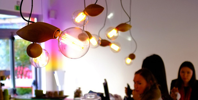 modern design hängande lampa trä milan utställning jangir maddadi