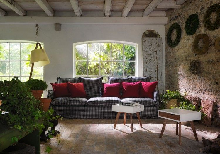 moderna designer-möbler-sängbord-vita lådor-vardagsrum-soffa-röda kuddar