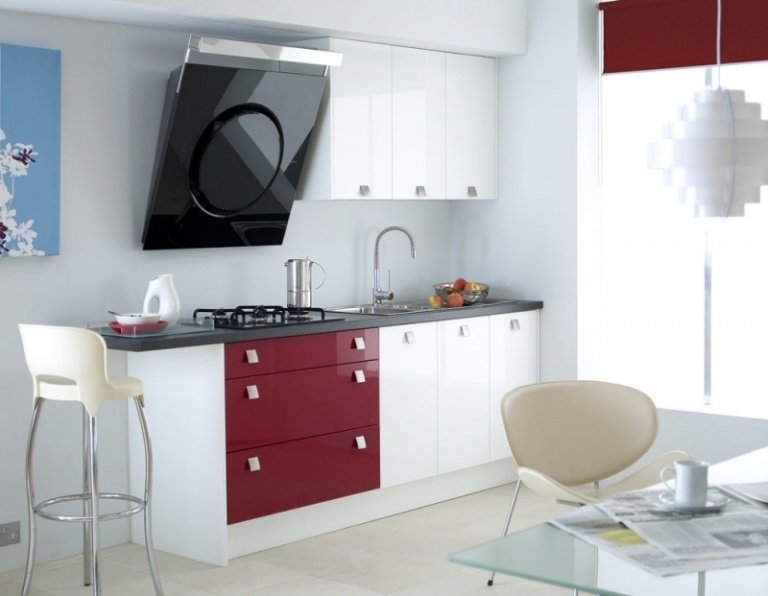 modern-utsug-huva-litet-kök-vitt-vin-rött-design-idéer