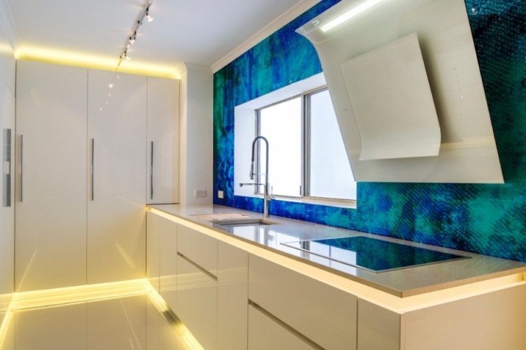 modern-utsug-huva-glas-kök bakvägg-blå-vit-kök