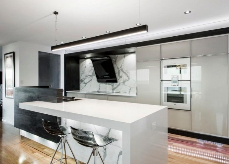 modernt-utsug-huva-väggmonterat-svart-vitt-kök