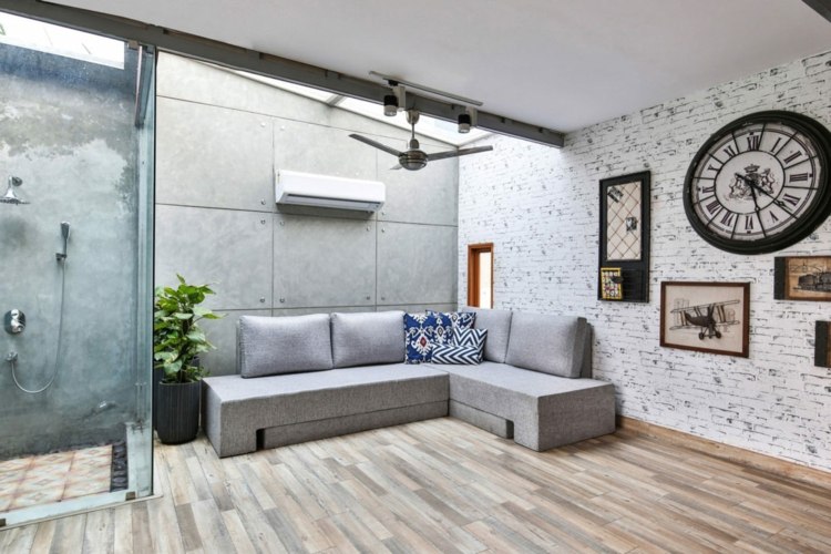 Inredning av enrumslägenhet vardagsrum-idé-soffa-grå-dusch-betongvägg