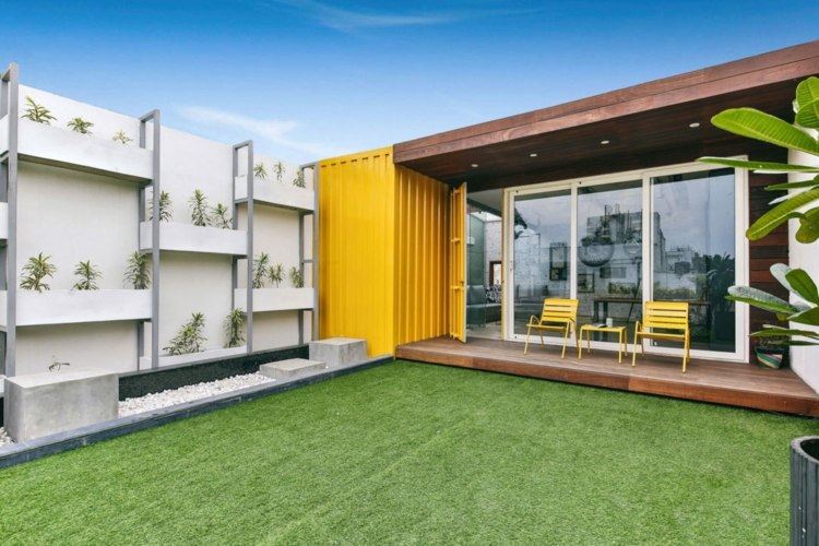 en-rums-lägenhet-möblering-behållare-gul-fasad-terrass-trädgård