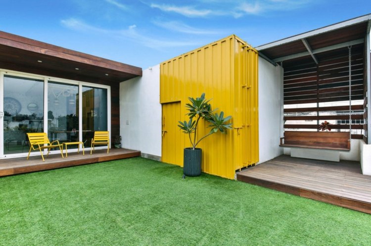 Ett-rums-lägenhet-möblering-trädgård-idé-konstgjord-gräsmatta-sittgrupp-takläggning