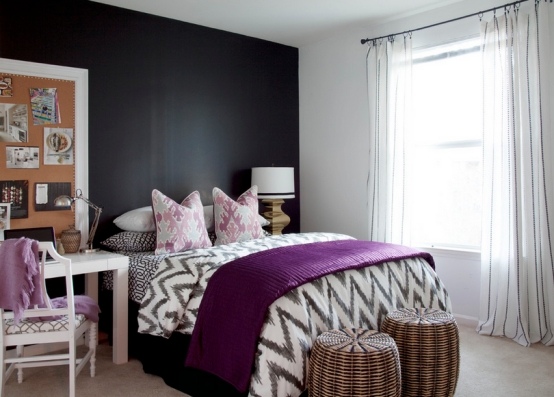 Modern inredning sovrum sängkläder-lila mönster-sicksack