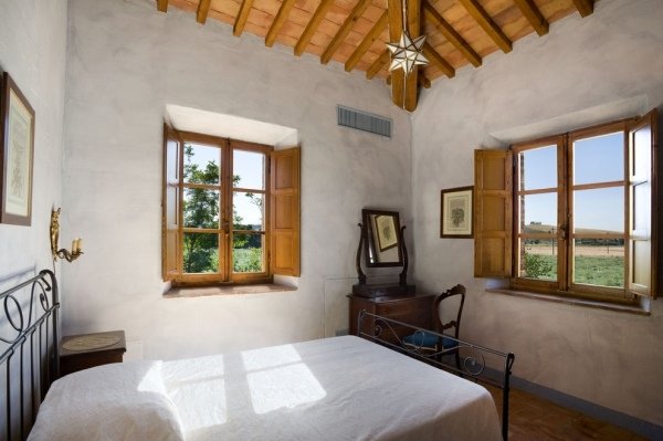 Ristiskt italienska terrakottakakel-träbjälkar sovrummetallram sänggipsad vägg
