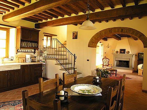 Toscana matsal interiör stil eleganta rustika träbjälkar synlig dörrbåge