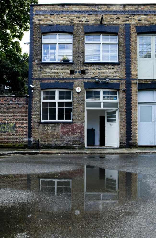 Traditional House London-Brick Wall-Front Glass Insert