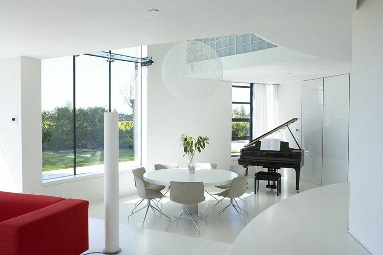 inredning modern matsal runt matbord beige stolar piano vit interiör