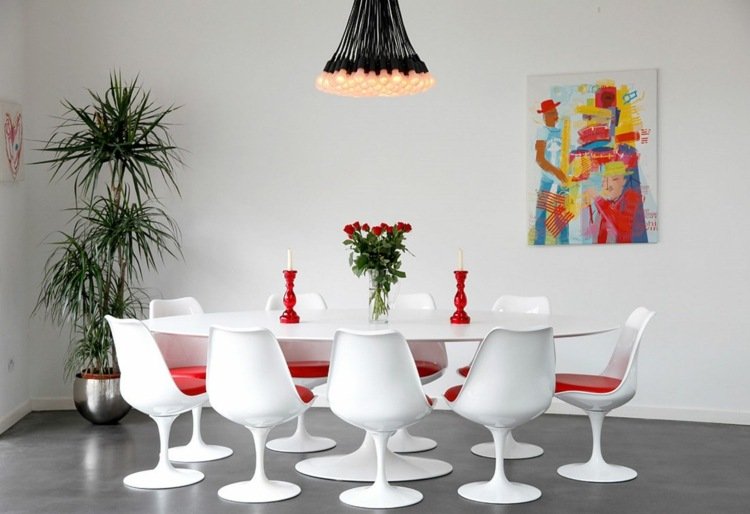 inredning modern matsal oval vit matbord röda accenter dekorationer rosor