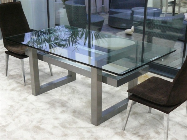 modern matsal glasbord metall svarta stolar
