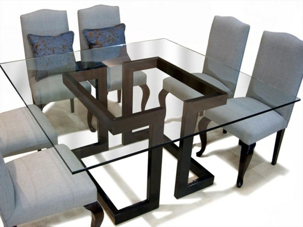 skulpturella matbord-grå stolar klädsel