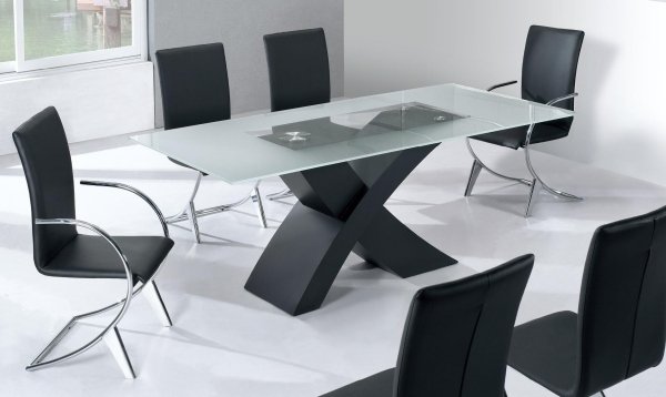 Moderna-matsal-möbler-idéer-svart-läder-stolar-matt-glas-tallrik