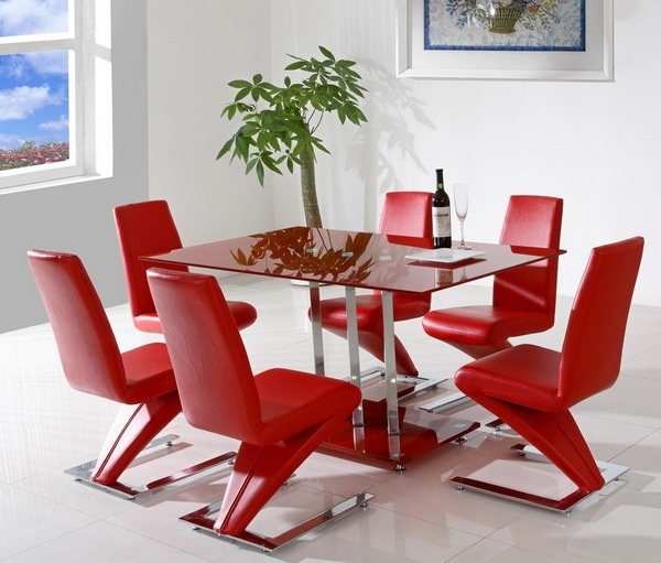 Modern-matsal-möbler-idéer-röda-stolar-matbord-glas-skiva