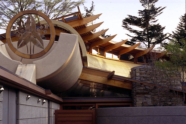Futuristiskt hus av trä-och-sten japanskt tak bisarr design