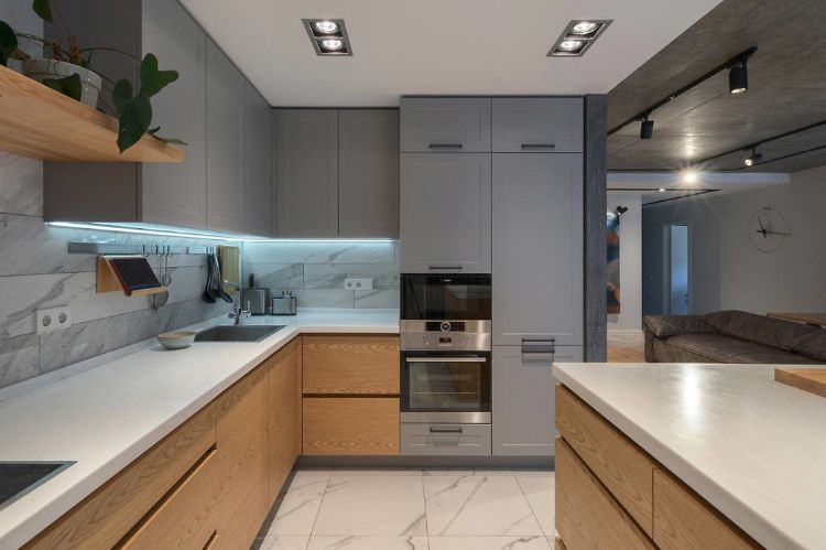 utrustat kök utrustat grått kök bakvägg marmorugn kök ö bänkskiva