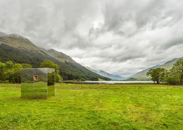 modern-fasad-hydda-park-spegel-effekt-himmel-reflektera-natur-omgivning