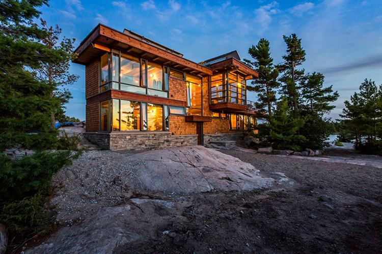 Moderna fasader-träbältros-naturligtvis-arkitekt-hus-berg-sjö