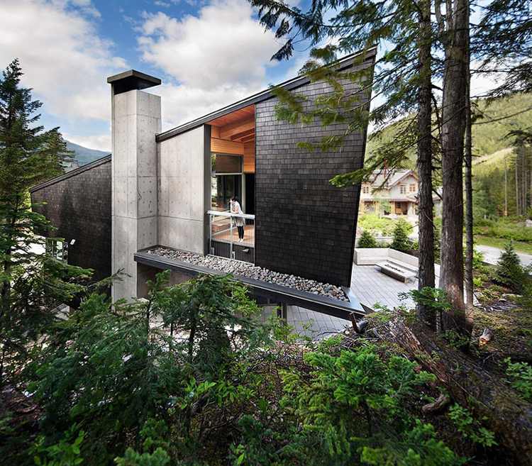 modern-fasad-trä-bältros-svart-betong-schraeg-arkitekt hus