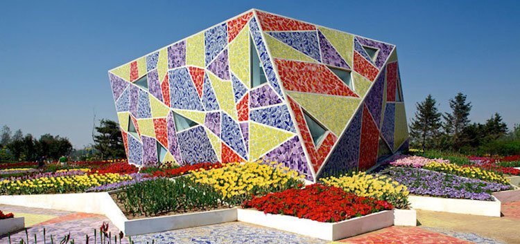 modern-fasad-design-mosaik-färg-keramik-trädgård-blommor