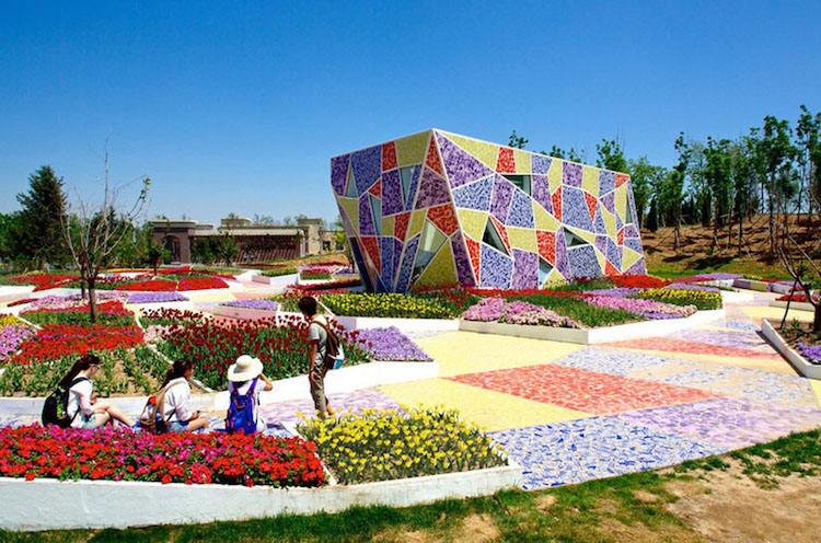 modern-fasad-design-mosaik-trädgård-blommor-trädgård-väg-lagd