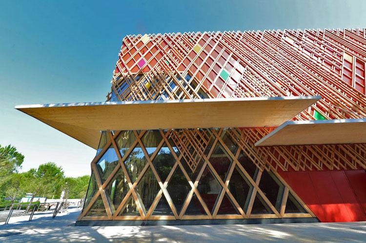 modern-fasad-design-kreativ-struktur-färg-trä