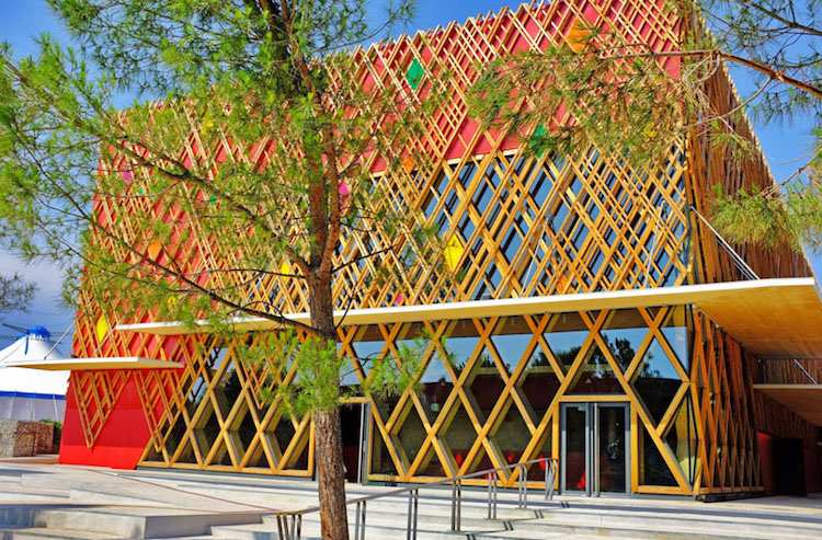 modern-fasad-design-struktur-trä lameller-glas-färg-rött