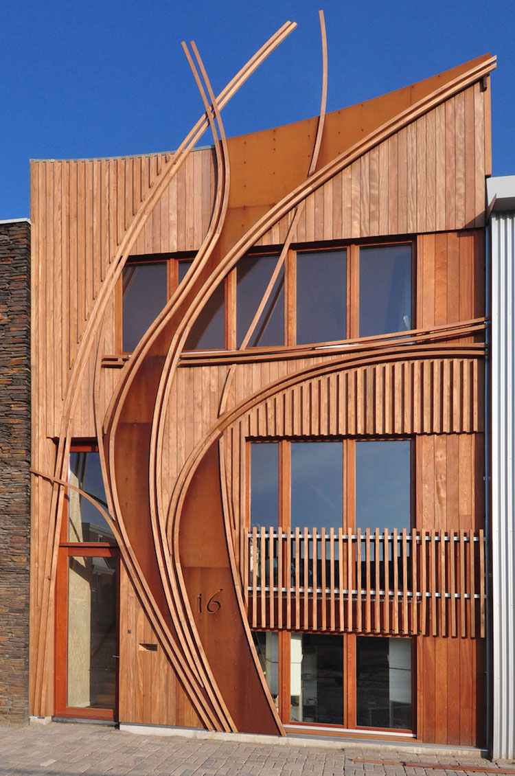 modern-fasad-design-trä-organisk-struktur-corten stål-element
