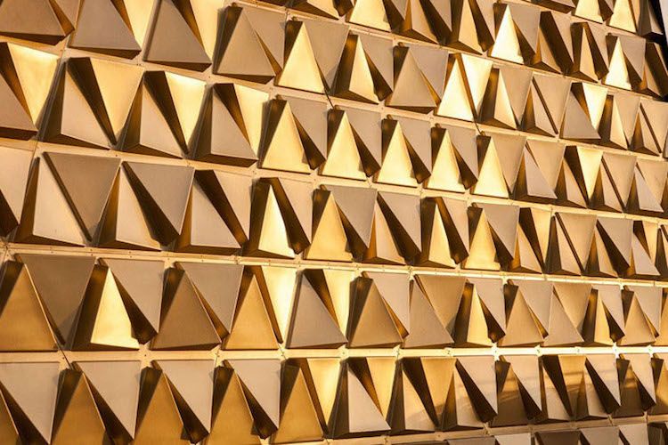modern-fasad-design-guld-detalj-triangel-struktur-skimmer