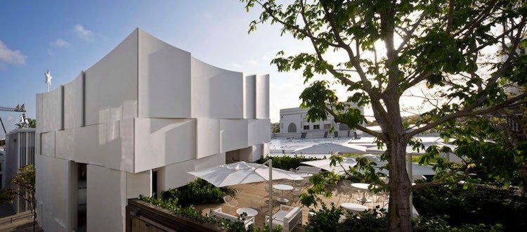 Modern fasaddesign -vit-paneler-butik fasad-terrass-dior