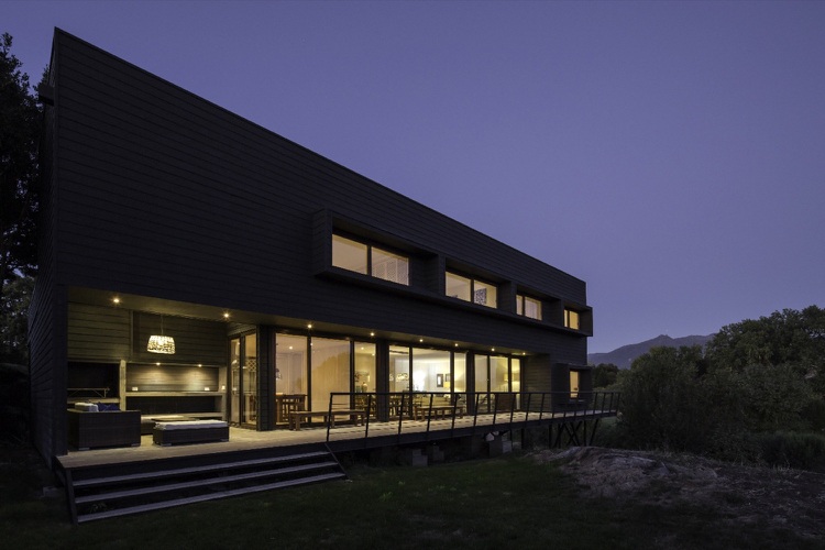 Modern fasaddesign i Schwarz -haus-terrass-utomhus-kök