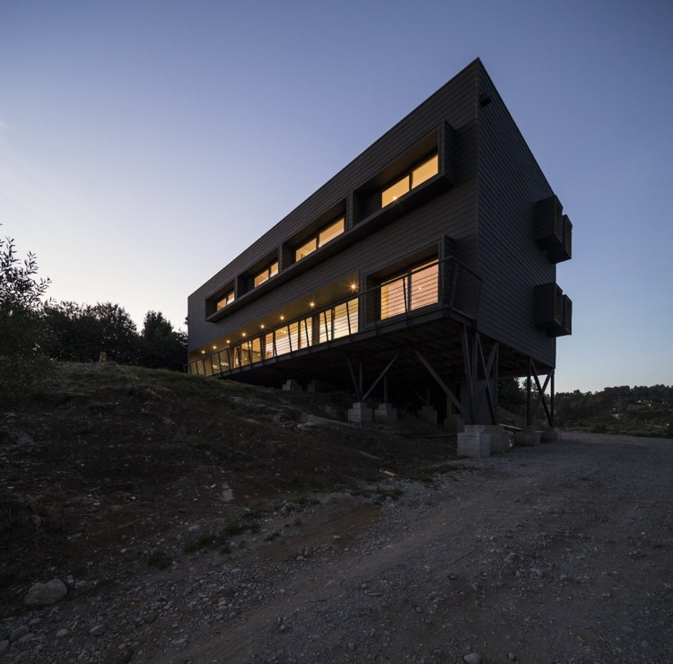 Modern fasaddesign i svart-hus-natur-mark-arkitektur