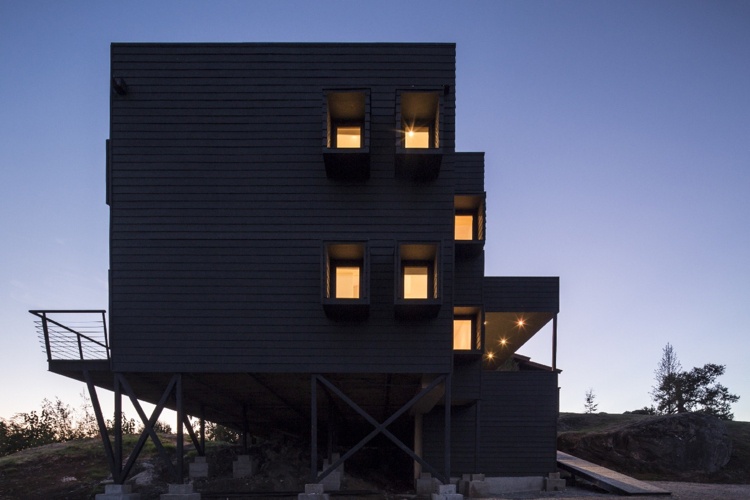 Modern fasaddesign i black-house-hillside-natural-view-hill